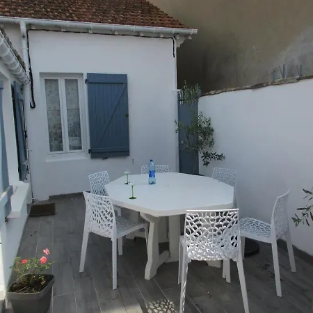 Maison T4 Avec Cour, Proche Centre Et Plage, - Equipee, Calme Et Confort - Fr-1-92-892